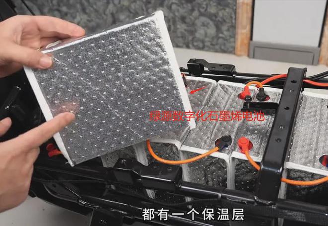 才知道为什么雅迪、爱玛宁愿用72V石墨烯电池都不用锂电池(图2)