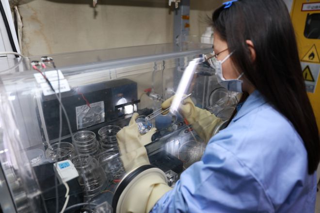 突破！我国高校科研团队攻克钙钛矿电池“短命”难题(图3)