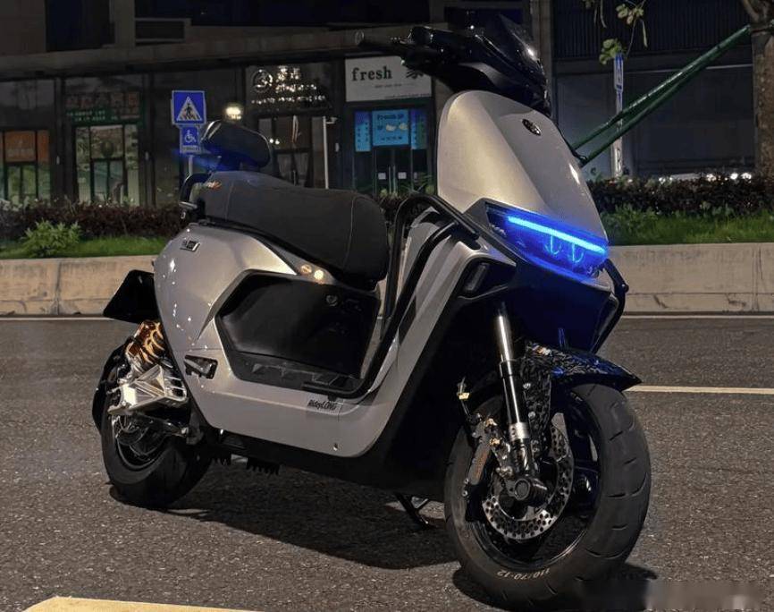 电动车电池之争：雅迪台铃选石墨烯九号为何偏爱锂电池？(图1)